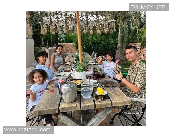 足球明星C罗奢华游艇揭秘引发全球关注与热议 足球明星C罗奢华游艇揭秘引发全球关注与热议